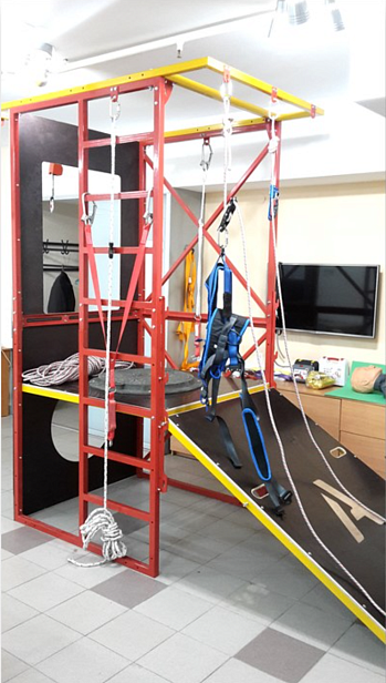 г. Казань. Учебный центр  «СПЕЦИАЛИСТ» использует при обучении верхолазный полигон